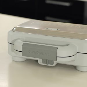 Vit Duraceramic smörgåsgrill på köksbänk.