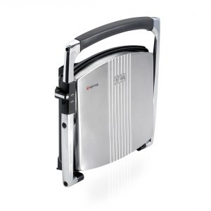 Kompakt smörgåsgrill i rostfritt stål med hopfällbar design och handtag.