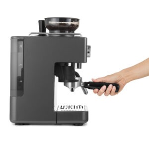 Svart espressomaskin med hand placerar portafilter för bryggning.