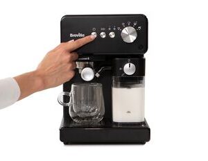 Espressomaskin med mjölkskummare används för att brygga kaffe.