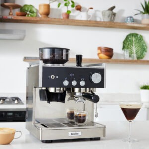 Espressomaskin i modernt kök med cappuccino och espresso.