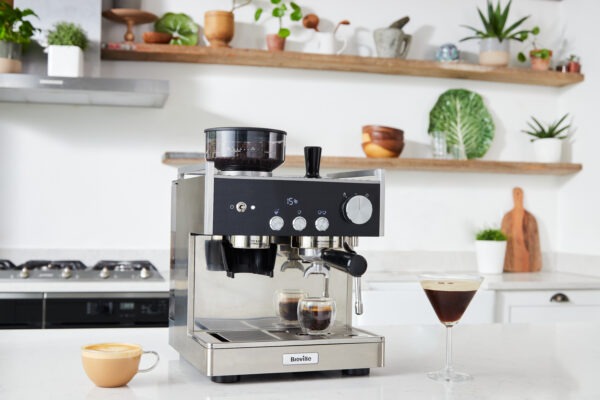 Espressomaskin i modernt kök med cappuccino och espresso.