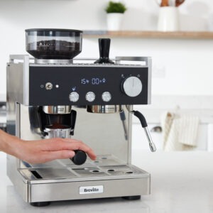 Espressomaskin med person som justerar dess inställningar.